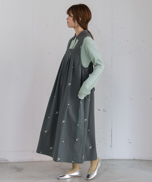 POU DOU DOU（プードゥドゥ）の「フラワー刺繍タックジャンスカ（ジャンパースカート・レディース・ダークグレー/インディゴブルー/グレー系その他・3）」の5枚目の写真