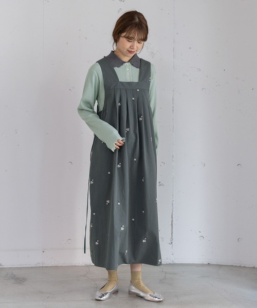 POU DOU DOU（プードゥドゥ）の「フラワー刺繍タックジャンスカ（ジャンパースカート・レディース・ダークグレー/インディゴブルー/グレー系その他・3）」の6枚目の写真