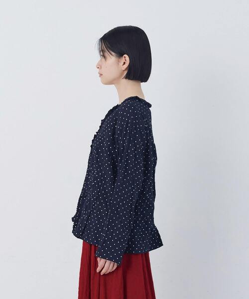 conges payes ADIEU TRISTESSE(コンジェ ペイエ アデュートリステス)の「クリンクル加工Vネックフリルシャツ(シャツ/ブラウス・レディース・チェック/ネイビー/ドット・38)」の6枚目の写真