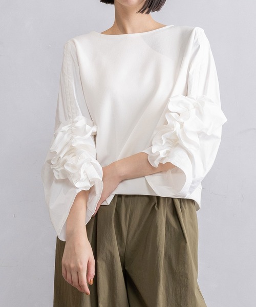 MARECHAL TERRE(マルシャルテル)の「ラッフルスリーブトップス(シャツ/ブラウス・レディース・オフホワイト/ブラック/ネイビー/サンドベージュ・MEDIUM)」の2枚目の写真