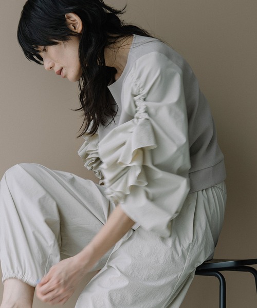 MARECHAL TERRE(マルシャルテル)の「ラッフルスリーブトップス(シャツ/ブラウス・レディース・オフホワイト/ブラック/ネイビー/サンドベージュ・MEDIUM)」の4枚目の写真