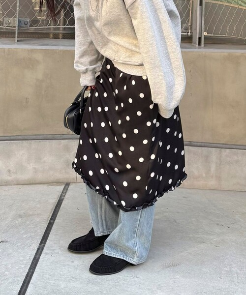 fredy emue（フレディエミュ）の「サテンドットミディスカート（スカート・レディース・ブラック系その他/ホワイト系その他・38）」の2枚目の写真