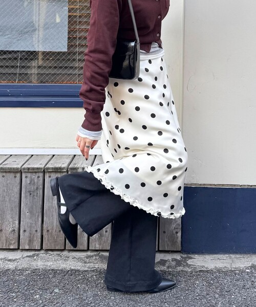 fredy emue（フレディエミュ）の「サテンドットミディスカート（スカート・レディース・ブラック系その他/ホワイト系その他・38）」の3枚目の写真