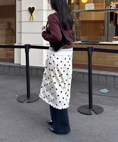 fredy emue（フレディエミュ）の「サテンドットミディスカート（スカート・レディース・ブラック系その他/ホワイト系その他・38）」の4枚目の写真