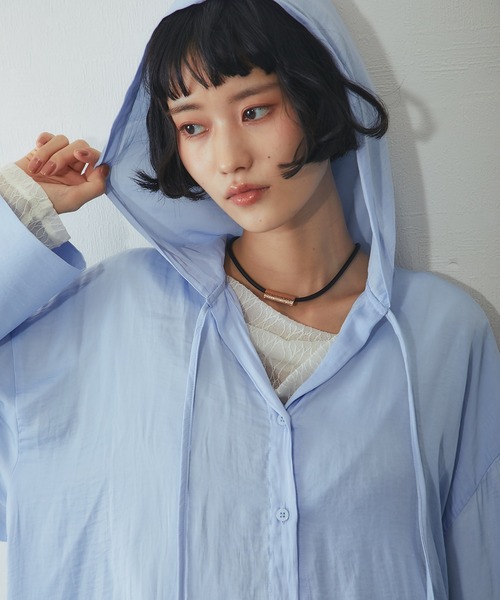 ANOTHER S(アナザーエス)の「フード付きシャツ(Tシャツ/カットソー・レディース・ブルー/オフホワイト/ブラック・FREE)」の4枚目の写真