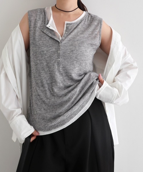 andme(アンドミー)の「ヘンリーネックノースリーブシアートップス(Tシャツ/カットソー・レディース・アイボリー/ブラック/ダークベージュ/杢グレー/オフホワイト/ピンク・L/M)」の4枚目の写真