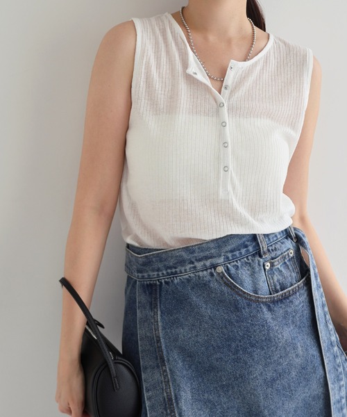 andme(アンドミー)の「ヘンリーネックノースリーブシアートップス(Tシャツ/カットソー・レディース・アイボリー/ブラック/ダークベージュ/杢グレー/オフホワイト/ピンク・L/M)」の2枚目の写真