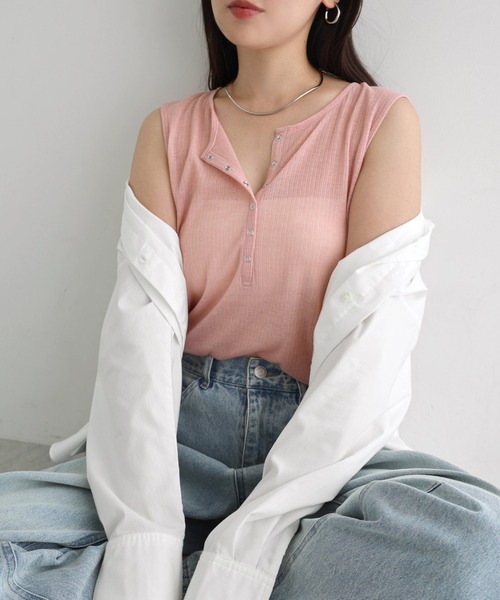 andme(アンドミー)の「ヘンリーネックノースリーブシアートップス(Tシャツ/カットソー・レディース・アイボリー/ブラック/ダークベージュ/杢グレー/オフホワイト/ピンク・L/M)」の6枚目の写真