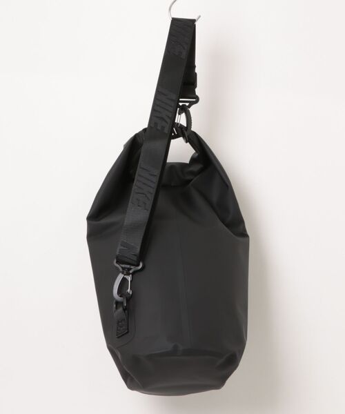 NIKE（ナイキ）の「《NIKEアパレル》ドライバッグ（１０Ｌ）（ショルダーバッグ・メンズ・ブラック・フリー）」の2枚目の写真