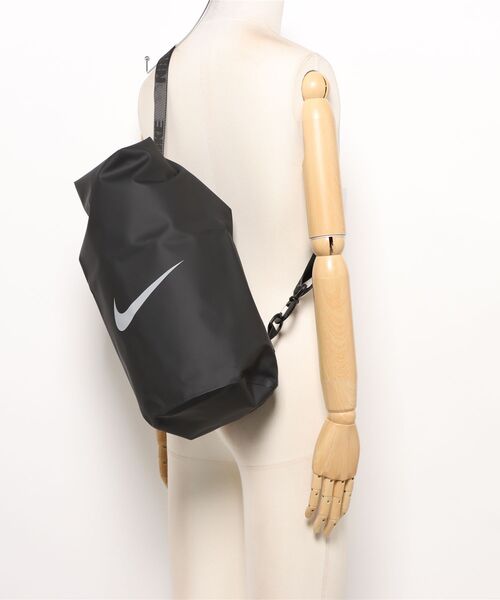 NIKE（ナイキ）の「《NIKEアパレル》ドライバッグ（１０Ｌ）（ショルダーバッグ・メンズ・ブラック・フリー）」の5枚目の写真