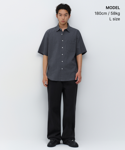 MUSINSA STANDARD（ムシンサスタンダード）の「リラックスドシアサッカー テターソルチェック 半袖シャツ [ダークグレー/ブラック]（シャツ/ブラウス・メンズ・その他・X-LARGE/2XL/SMALL/MEDIUM/LARGE）」の2枚目の写真
