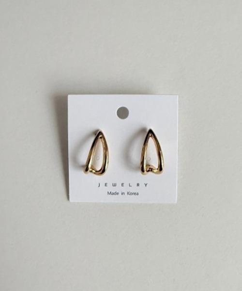 Wonder apartment SELECT(ワンダーアパートメントセレクト)の「ミニマルトライアングルピアス(ピアス(両耳用)・レディース・ゴールド/シルバー・FREE)」の8枚目の写真