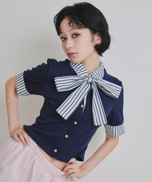 REDYAZEL(レディアゼル)の「ストライプリボンタイレイヤードニットトップス(ニット/セーター・レディース・ネイビー/レッド/キナリ・FREE)」の1枚目の写真
