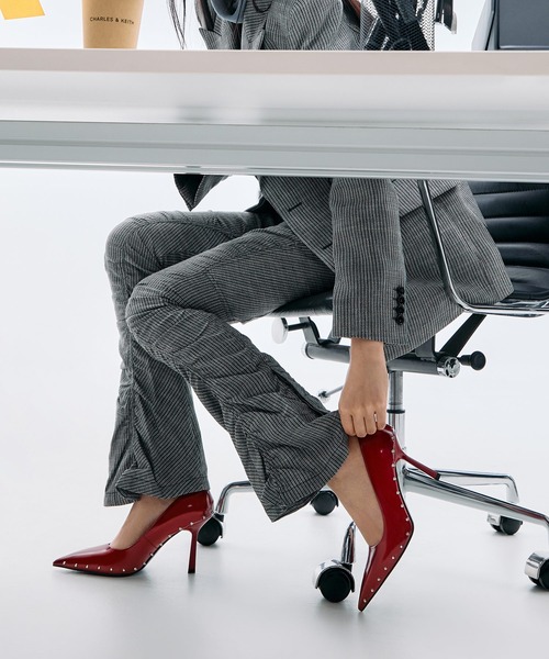 CHARLES & KEITH(チャールズ & キース)の「Coralie コラリー スタッズ ポインテッドパンプス(パンプス・レディース・レッド/ブラック・22.5cm/23cm/23.5cm/24.5cm)」の2枚目の写真