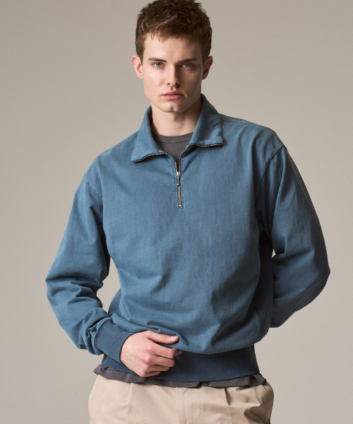 RISE&BELOW(ライズアンドビロー)の「ガーメントダイ ハーフジップ スウェットシャツ BLUE(スウェット・メンズ・その他・MEDIUM/LARGE/X-LARGE)」の2枚目の写真