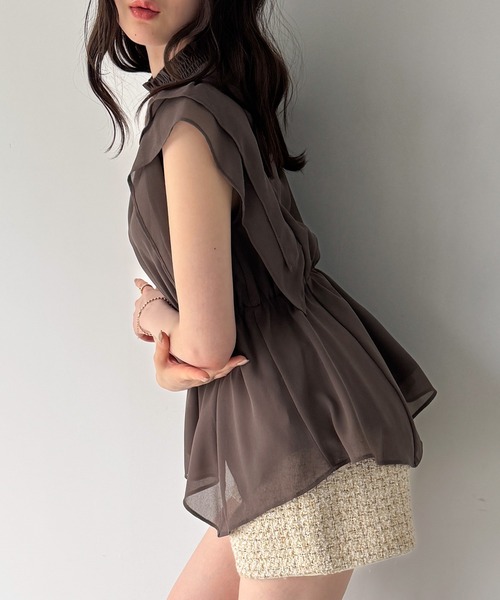 junoah(ジュノア)の「シャーリングネックシアーブラウス(シャツ/ブラウス・レディース・チャコール/アイボリー/ブラック・SMALL/MEDIUM/LARGE)」の11枚目の写真
