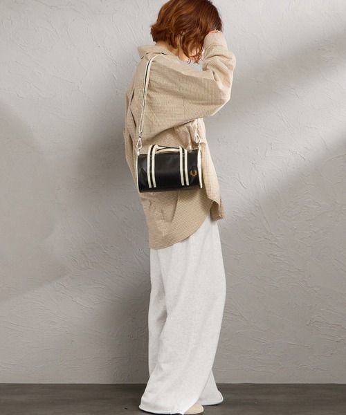 FRED PERRY（フレッドペリー）の「【WEB限定】[FRED PERRY/フレッドペリー] クラシックミニ バレルバッグ（ショルダーバッグ・レディース・ブラック系/ブラック・ONE SIZE）」の5枚目の写真