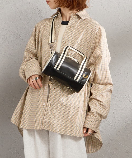 FRED PERRY（フレッドペリー）の「【WEB限定】[FRED PERRY/フレッドペリー] クラシックミニ バレルバッグ（ショルダーバッグ・レディース・ブラック系/ブラック・ONE SIZE）」の4枚目の写真
