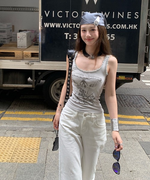 VIBGYOR(ヴィブジョー)の「【EIZZ/アイズ】カップ付き グランジグラフィック レーストリムタンクトップ / ブラトップ Y2K(タンクトップ・レディース・ライトグレー/ブラック・FREE)」の6枚目の写真