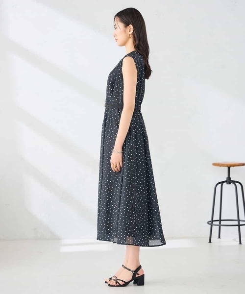 a.v.v（アーヴェヴェ）の「ベルト付オーガンジーフレアワンピース（ワンピース・レディース・ブラック/ブラウン・38/36）」の16枚目の写真