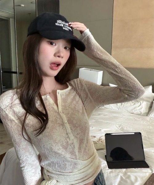 Ritzy（リッツィー）の「レース総柄シアー生地 前ボタンヘンリーネック長袖トップス（Tシャツ/カットソー・レディース・ホワイト・M/S/L）」の3枚目の写真