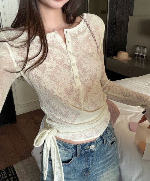 Ritzy（リッツィー）の「レース総柄シアー生地 前ボタンヘンリーネック長袖トップス（Tシャツ/カットソー・レディース・ホワイト・M/S/L）」の9枚目の写真