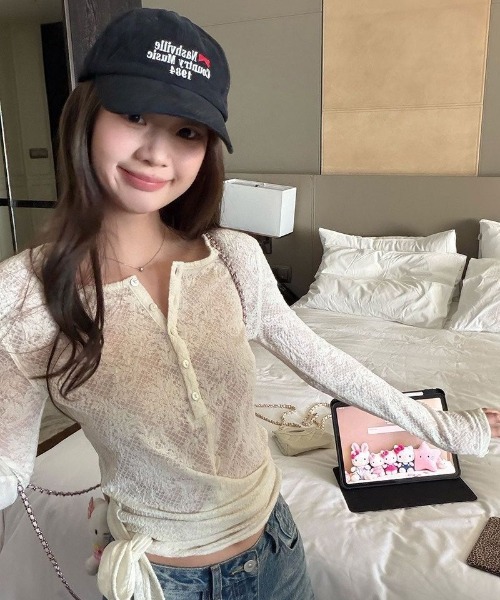 Ritzy（リッツィー）の「レース総柄シアー生地 前ボタンヘンリーネック長袖トップス（Tシャツ/カットソー・レディース・ホワイト・M/S/L）」の13枚目の写真