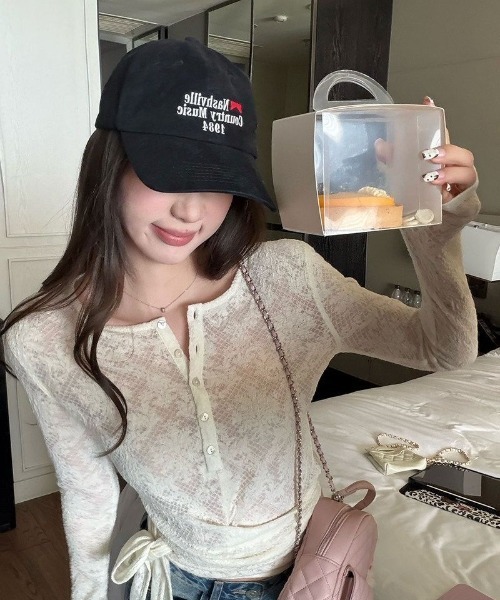 Ritzy（リッツィー）の「レース総柄シアー生地 前ボタンヘンリーネック長袖トップス（Tシャツ/カットソー・レディース・ホワイト・M/S/L）」の17枚目の写真