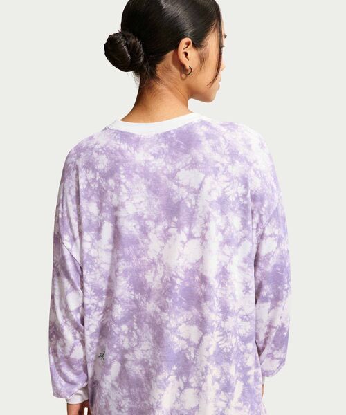 NIKE(ナイキ)の「ナイキ スポーツウェア ウィメンズ オーバーサイズド ロングスリーブ Tシャツ / Nike Sportswear Women's Oversized Long-Sleeve T-Shirt IW1215-544 Monarch Purple(Tシャツ/カットソー・レディース・パープル系その他2・XL/XS/S/M/L)」の2枚目の写真