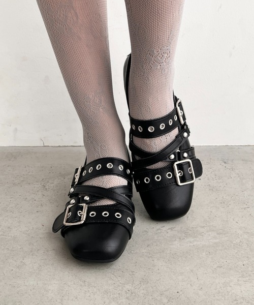 Loueme(ルエム)の「メニーベルトスクエアトゥパンプス(パンプス・レディース・ブラック/アイボリー・23.5cm/24.5cm)」の7枚目の写真
