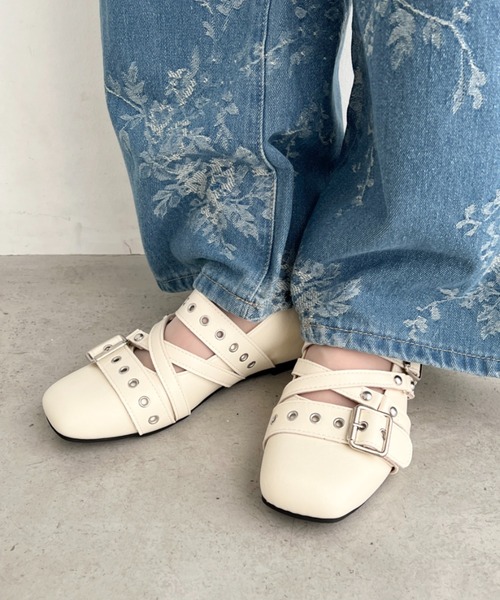 Loueme(ルエム)の「メニーベルトスクエアトゥパンプス(パンプス・レディース・ブラック/アイボリー・23.5cm/24.5cm)」の13枚目の写真