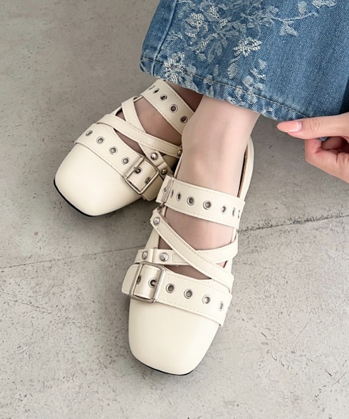Loueme(ルエム)の「メニーベルトスクエアトゥパンプス(パンプス・レディース・ブラック/アイボリー・23.5cm/24.5cm)」の11枚目の写真