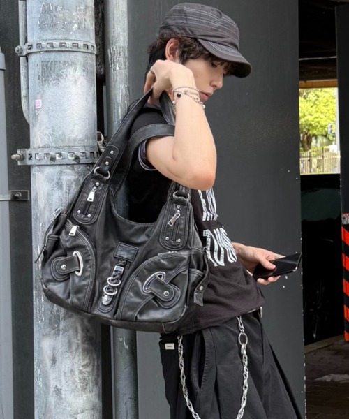 Chikashitsu +(チカシツプラス)の「【Chikashitsu +】vintage like belt zipper bag / 【チカシツプラス】ヴィンテージライクベルトジッパーショルダーバッグ(ショルダーバッグ・メンズ・ブラック・ONE SIZE)」の2枚目の写真