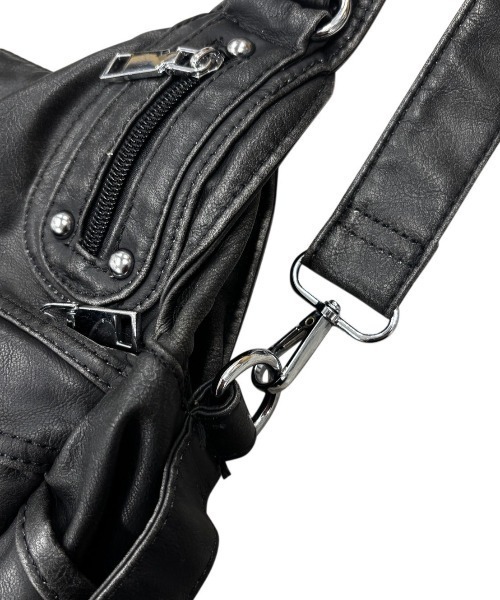 Chikashitsu +(チカシツプラス)の「【Chikashitsu +】vintage like belt zipper bag / 【チカシツプラス】ヴィンテージライクベルトジッパーショルダーバッグ(ショルダーバッグ・メンズ・ブラック・ONE SIZE)」の11枚目の写真
