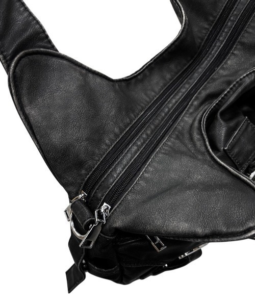 Chikashitsu +(チカシツプラス)の「【Chikashitsu +】vintage like belt zipper bag / 【チカシツプラス】ヴィンテージライクベルトジッパーショルダーバッグ(ショルダーバッグ・メンズ・ブラック・ONE SIZE)」の12枚目の写真