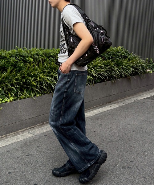 Chikashitsu +(チカシツプラス)の「【Chikashitsu +】vintage like belt zipper bag / 【チカシツプラス】ヴィンテージライクベルトジッパーショルダーバッグ(ショルダーバッグ・メンズ・ブラック・ONE SIZE)」の20枚目の写真