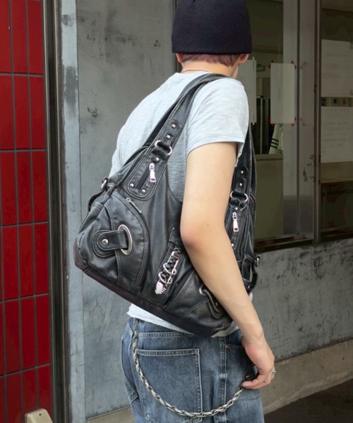 Chikashitsu +(チカシツプラス)の「【Chikashitsu +】vintage like belt zipper bag / 【チカシツプラス】ヴィンテージライクベルトジッパーショルダーバッグ(ショルダーバッグ・メンズ・ブラック・ONE SIZE)」の19枚目の写真