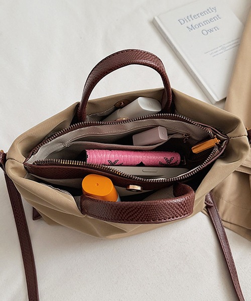 florist(フローリスト)の「【チャーム付・仕切りポケット】2WAY タックデザインハンドバッグ/ショルダーバッグ(ハンドバッグ・レディース・ネイビー/オフホワイト/ベージュ/ブラック/グリーン・FREE)」の15枚目の写真