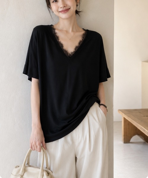 I.O.E(アイオイ)の「【韓国トレンド】レースVネック オーバーサイズ半袖トップス(Tシャツ/カットソー・レディース・ホワイト/ブラック・FREE)」の2枚目の写真