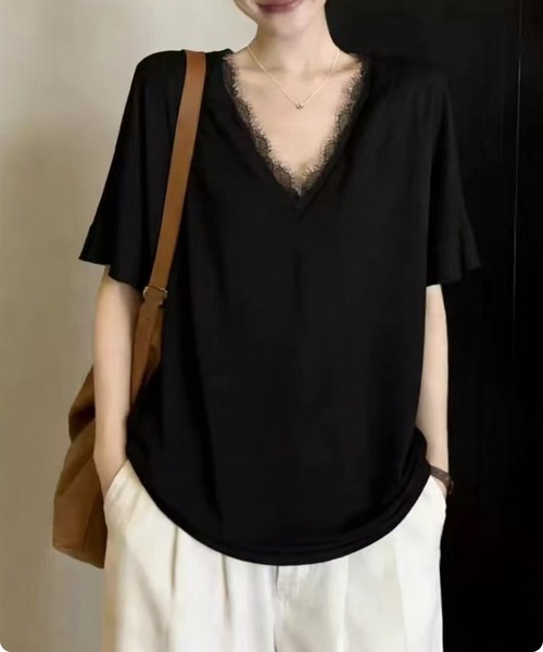 I.O.E(アイオイ)の「【韓国トレンド】レースVネック オーバーサイズ半袖トップス(Tシャツ/カットソー・レディース・ホワイト/ブラック・FREE)」の4枚目の写真