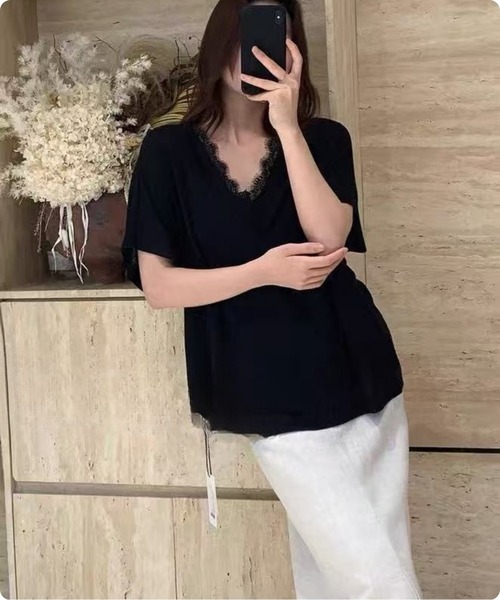 I.O.E(アイオイ)の「【韓国トレンド】レースVネック オーバーサイズ半袖トップス(Tシャツ/カットソー・レディース・ホワイト/ブラック・FREE)」の5枚目の写真
