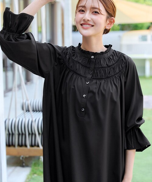 Tiaclasse(ティアクラッセ)の「レースギャザーフリルネックワンピース(ワンピース・レディース・ブラウン/オフホワイト/ブラック・S/M/L)」の4枚目の写真
