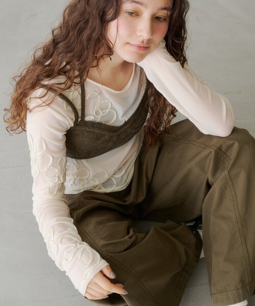 Kastane(カスタネ)の「【WEB限定】フラワーコード刺繍シアーTOPS(Tシャツ/カットソー・レディース・アイボリー/ブラック・FREE)」の4枚目の写真