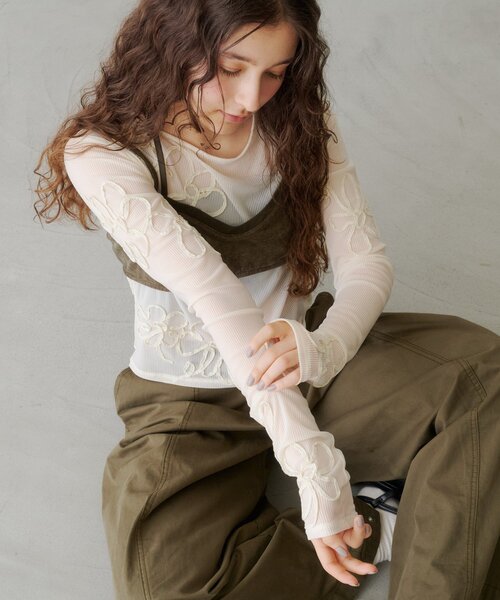 Kastane(カスタネ)の「【WEB限定】フラワーコード刺繍シアーTOPS(Tシャツ/カットソー・レディース・アイボリー/ブラック・FREE)」の5枚目の写真