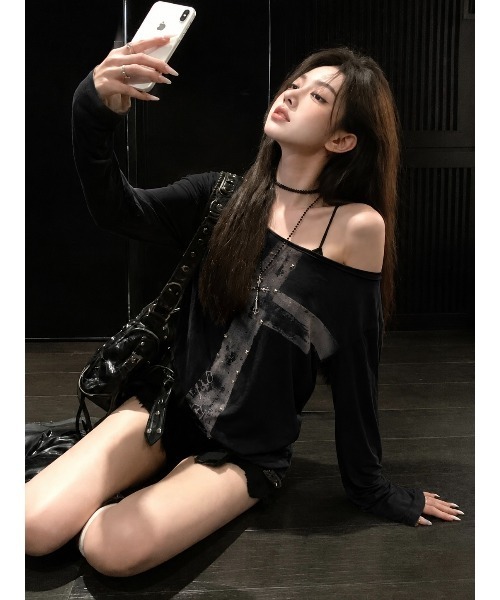 MONO8（モノハチ）の「ヴィンテージライクなクロスプリントが目を惹く、スタッズデザインオフショルダートップス（Tシャツ/カットソー・レディース・ブラック/オフホワイト・M）」の7枚目の写真