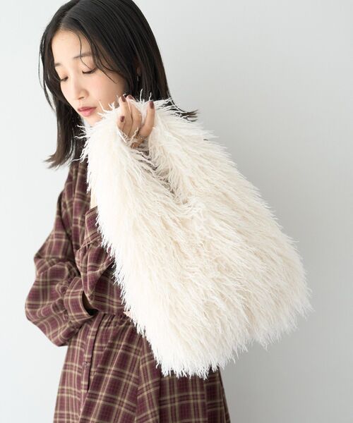 earth music&ecology(アースミュージックアンドエコロジー)の「ボールチェーン付ファーミニトートバッグ(トートバッグ・レディース・オフホワイト/ベージュ・FREE)」の17枚目の写真