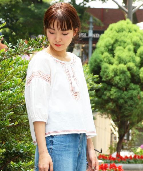 Another Edition（アナザーエディション）の「エンブロイダリープルオーバー ◆（シャツ/ブラウス・レディース・オフホワイト/ブラック/オレンジ・FREE）」の2枚目の写真