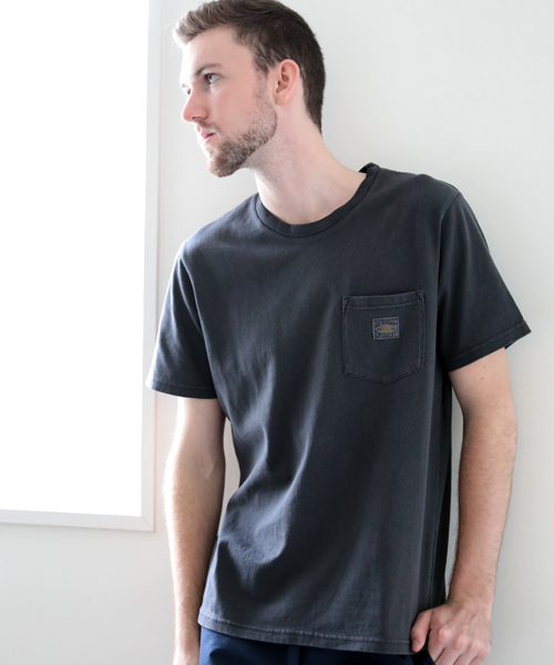 Denime（ドゥニーム）の「ヘビーウェイト天竺ピグメントポケットTシャツ（Tシャツ/カットソー・メンズ・オレンジ/ベージュ/ブラック/グリーン/オフホワイト・LARGE/MEDIUM/X-LARGE）」の2枚目の写真