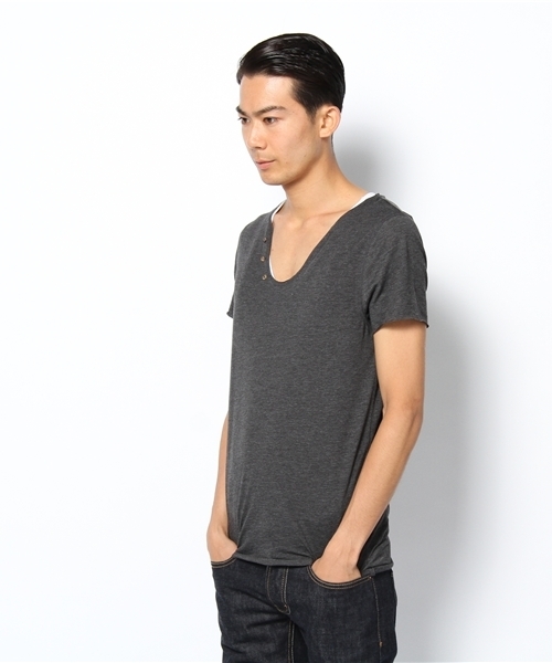 TOPMAN（トップマン）の「CHARCOAL OPEN RAW NOTCH T-SHIRT（Tシャツ/カットソー・メンズ・ブラック・L/M/S/X-SMALL/X-LARGE）」の2枚目の写真
