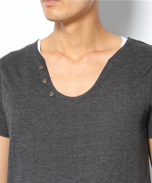 TOPMAN（トップマン）の「CHARCOAL OPEN RAW NOTCH T-SHIRT（Tシャツ/カットソー・メンズ・ブラック・L/M/S/X-SMALL/X-LARGE）」の4枚目の写真
